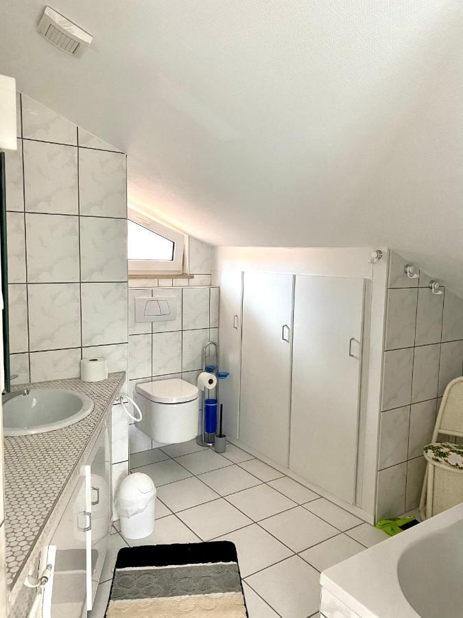 Moeblierte 3 Zimmer Apartment - Mit Smart Tv, Wlan Und Kostenfreie Parkplaetze Schloß Holte-Stukenbrock Εξωτερικό φωτογραφία